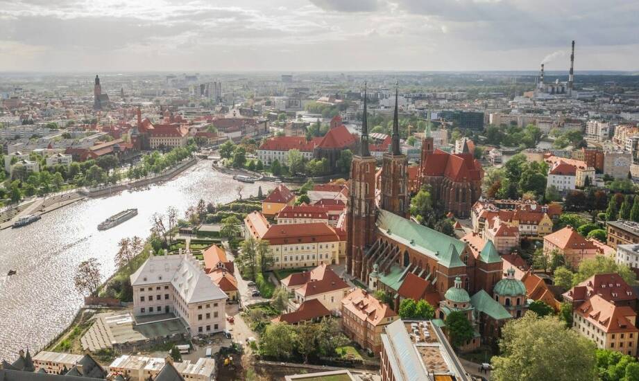 Jak praca z językiem angielskim we Wrocławiu otwiera drzwi do międzynarodowych projektów?