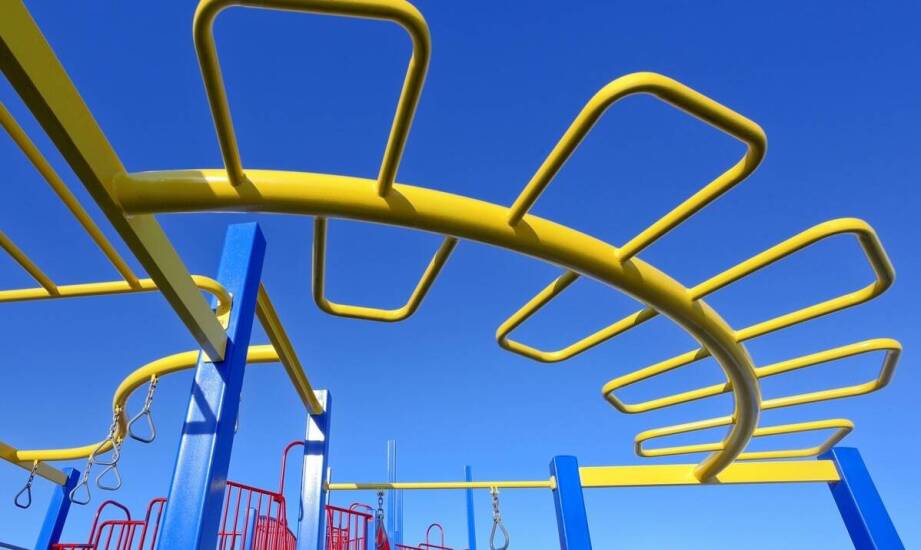 Jak elastyczna poliuretanowa nawierzchnia zwiększa bezpieczeństwo na wodnych placach zabaw?