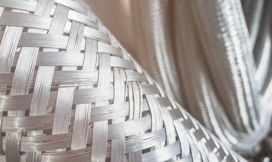 Jak krawędziowe gięcie wpływa na trwałość produktów z poliestru?