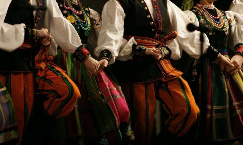 Jak nauka języka przez kulturę wpływa na rozwój młodzieży?