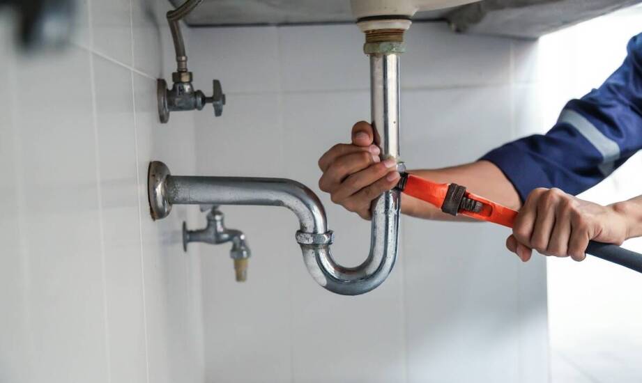 Jak pogotowie hydrauliczne radzi sobie z naprawą instalacji w starszych budynkach?