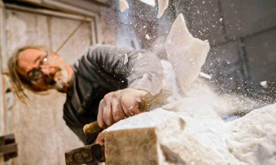 Tradycyjne rzemiosło i nowoczesna technologia w produkcji nagrobkowych zdjęć