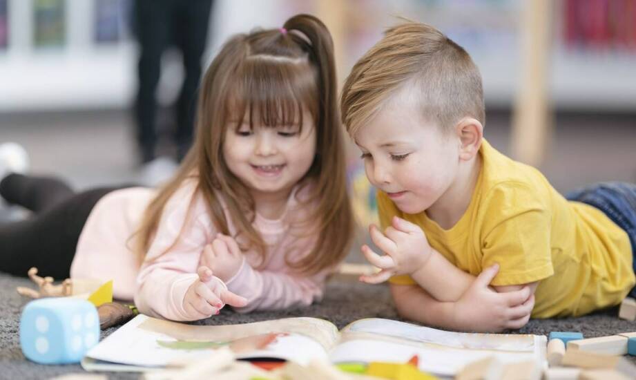 Wyposażenie przedszkolnych sal – jak stworzyć strefy do nauki i zabawy?