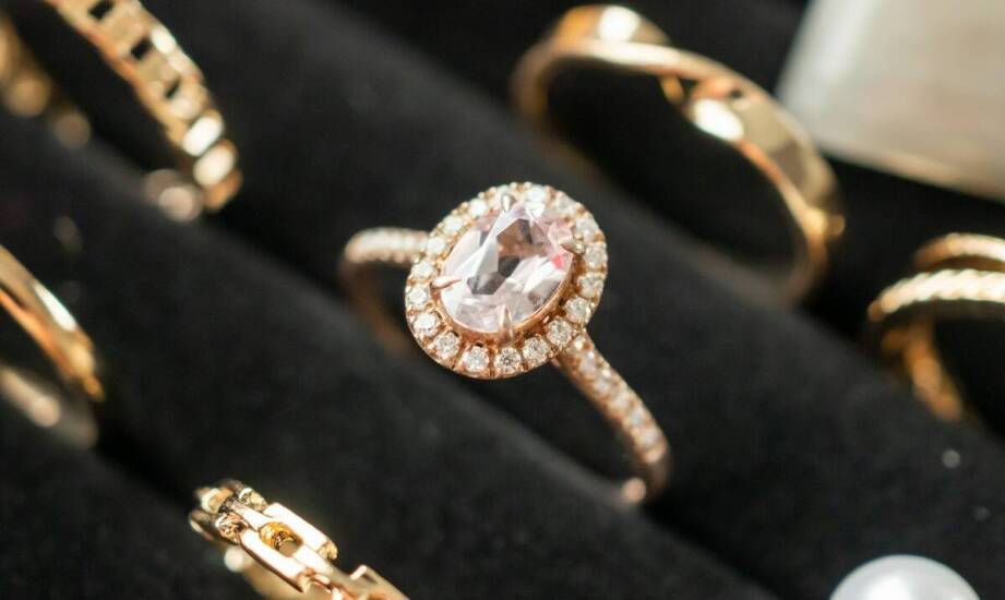 Eliptyczne kolczyki: od minimalistycznych po bogato zdobione – co wybrać?