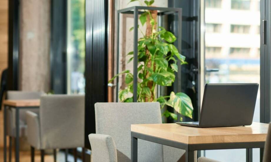 Jakie udogodnienia oferuje poczekalnia dla podróżnych z darmowymi napojami?