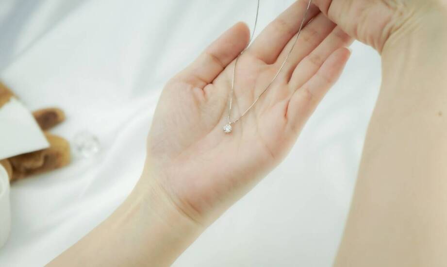 Srebrna biżuteria z motywami zwierzęcymi – dlaczego warto mieć zawieszkę z buldogiem francuskim?