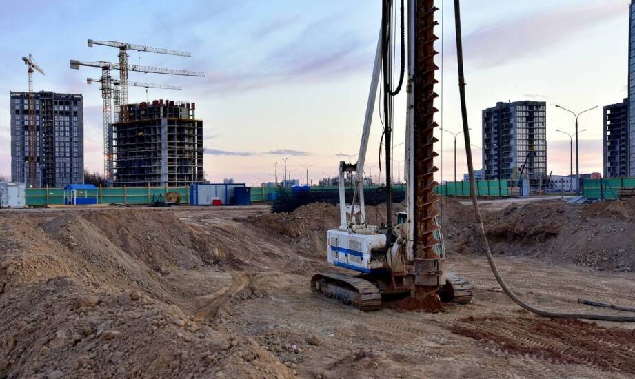 Czy odległość masztu od granicy działki wpływa na stabilność tej konstrukcji?