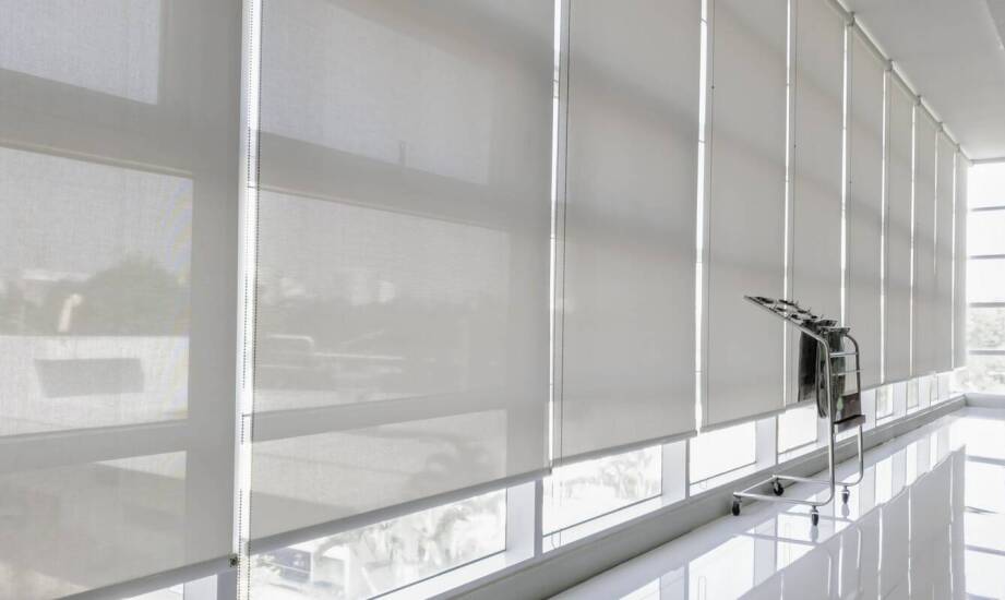 Jakie są najlepsze praktyki montażu rolet w oknach nietypowych?