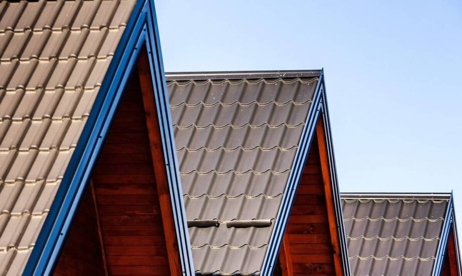 Jak przyścienne obróbki mogą poprawić funkcjonalność dachu z blach trapezowych?