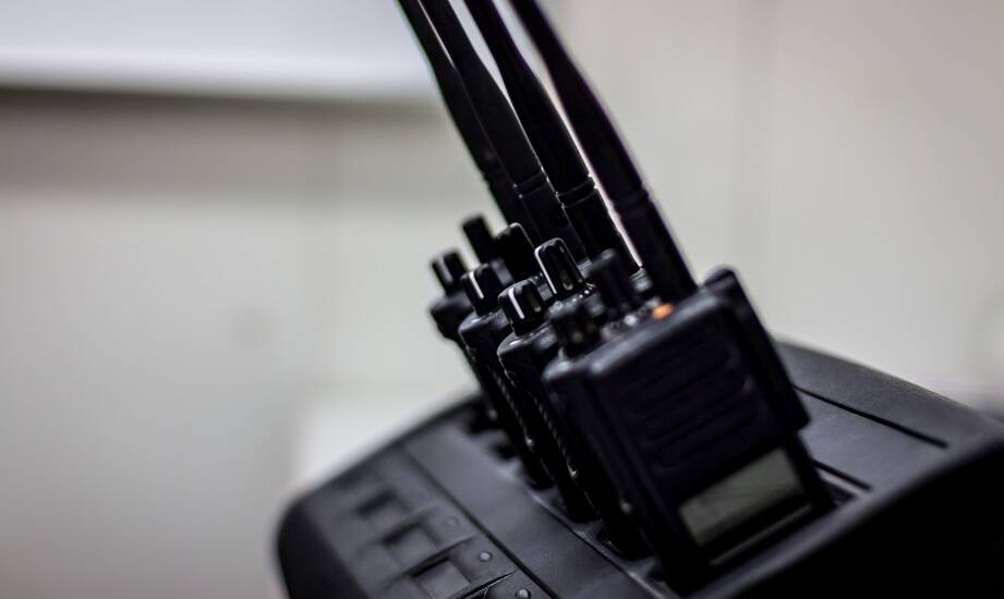 Praktyczne aspekty stosowania sygnałów zagłuszaczy w przestrzeniach komercyjnych