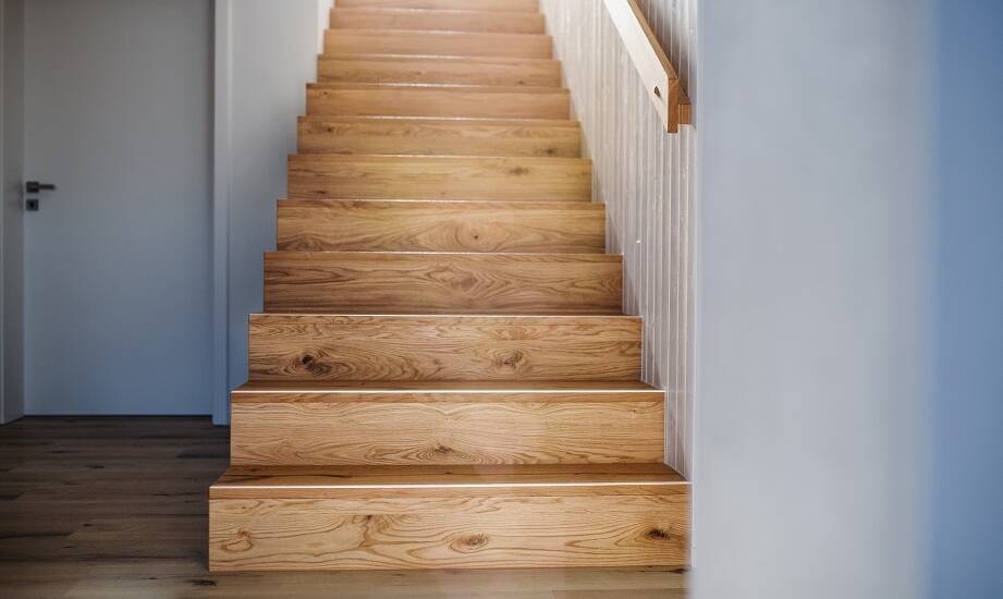 Kluczowe elementy projektowania drewnianych schodów