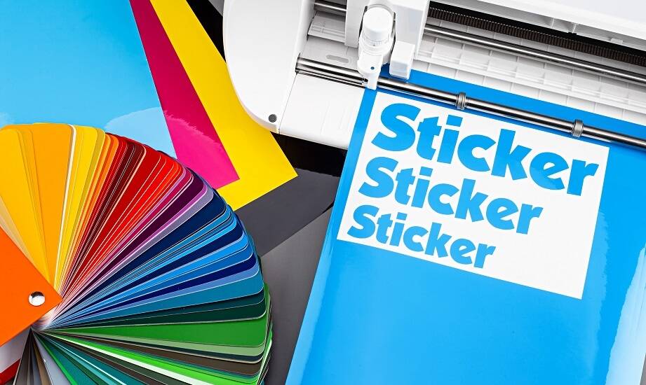 Jakie są kluczowe elementy skutecznego projektu naklejki z nadrukiem własnym?