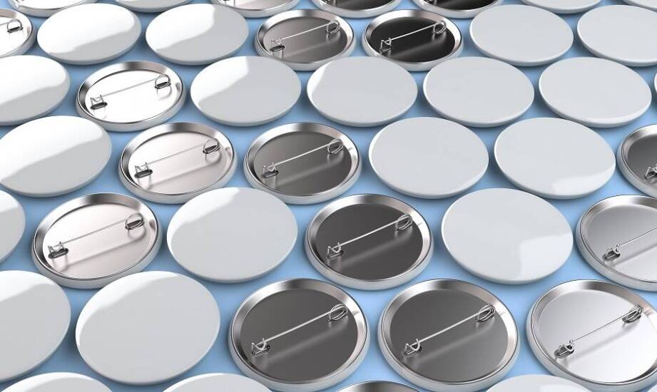 Jak metalowe emblematy wspierają komunikację marki?