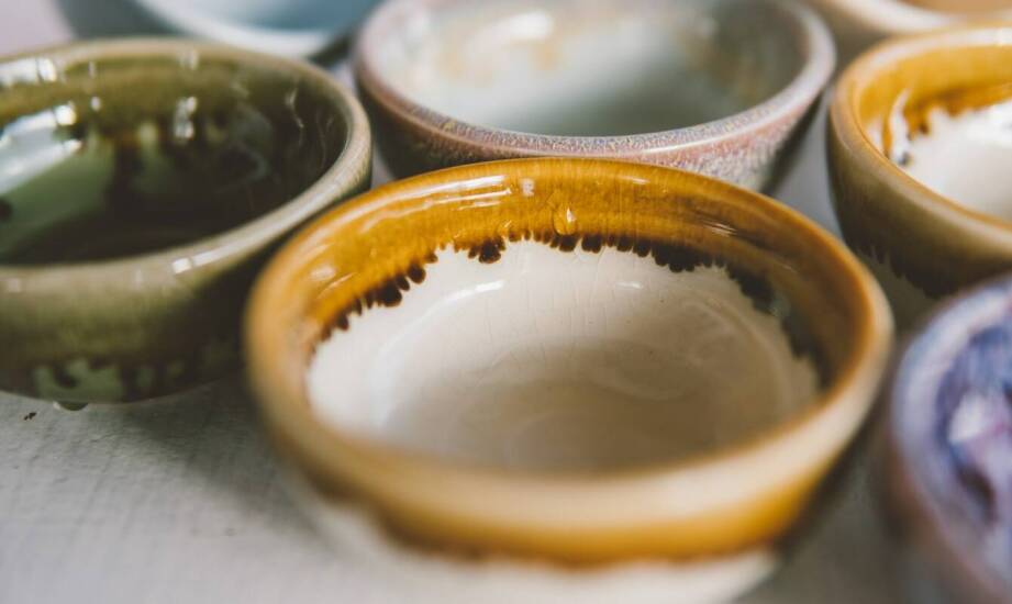 Dlaczego warto odwiedzić stacjonarny sklep z ceramiką?