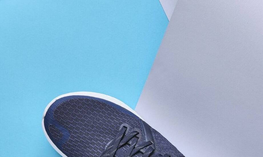 Jakie dodatki najlepiej komponują się z męskimi sneakersami z naturalnej skóry?