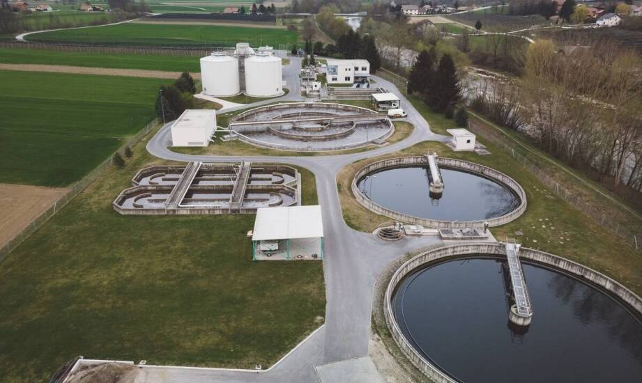 Jak montaż nowoczesnej oczyszczalni wpływa na redukcję odpadów?