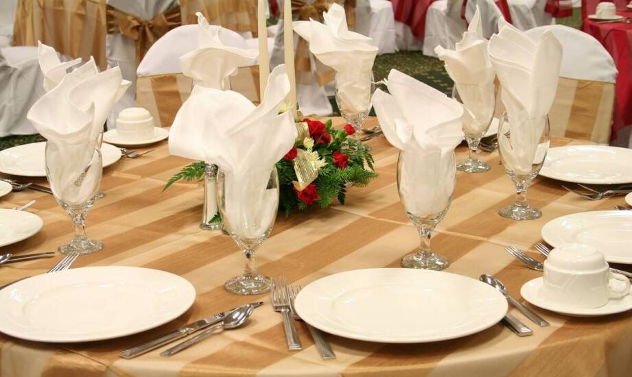 Okolicznościowy catering: jak zadbać o gustowne podanie potraw?