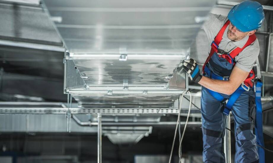 Jakie są kluczowe aspekty montażu systemów chłodniczych w zakładach przemysłowych?