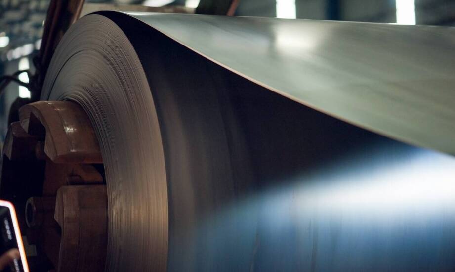 Stalowa folia a redukcja kosztów operacyjnych w zakładach produkcyjnych
