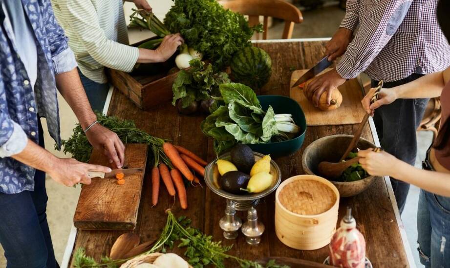 Praktyczne zastosowanie ceramiki w kuchni – wybór naczyń od ceramików