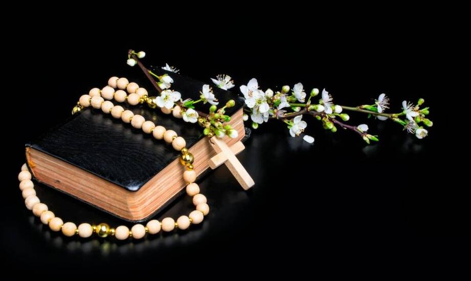 Rola drewnianego różańca z drzewa oliwnego w tradycyjnych religijnych obrzędach