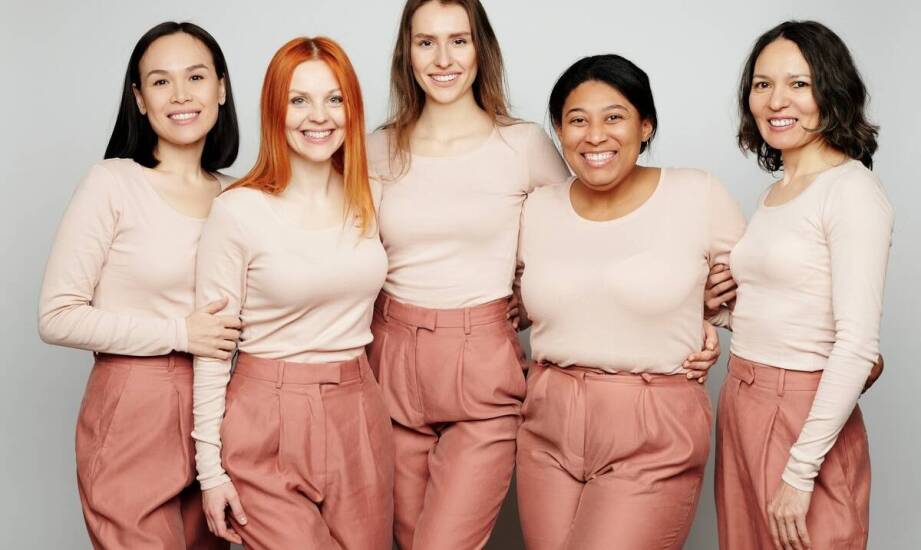 Modne stylizacje z wykorzystaniem damskich spodni z ozdobnymi lampasami