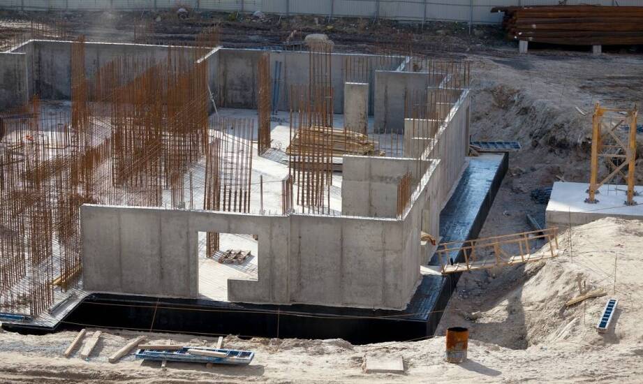 Czarna budowlana folia w kontekście ochrony przeciwwodnej konstrukcji