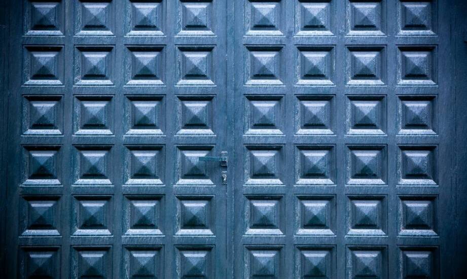 Poradnik wyboru segmentowych bram dla różnych typów budynków