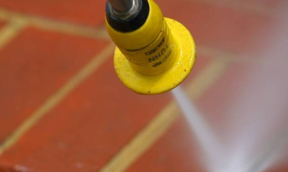 Preparaty do mycia elewacji – jak wpływają na redukcję wykwitów?