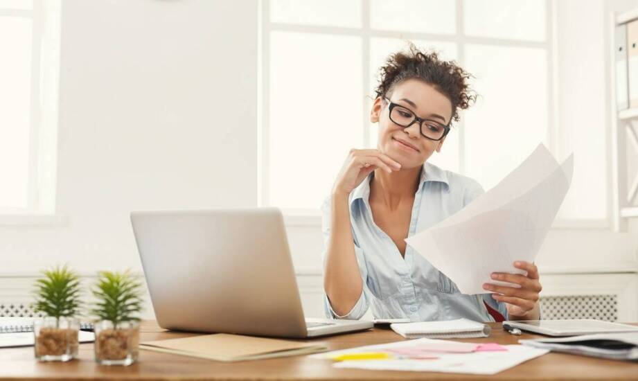 Dlaczego warto wybrać przysięgłego tłumacza języka angielskiego przy tłumaczeniach finansowych?