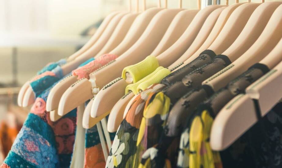 Jakie kolory mini spódnicy z wiskozy będą modne w tym sezonie?