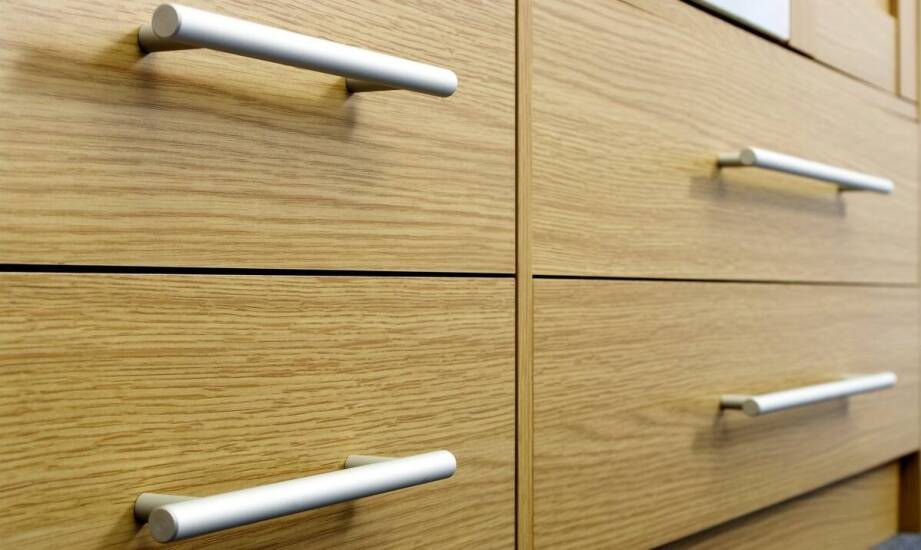 Kluczowe cechy komody z jabłoni locarno dla nowoczesnych biurowych przestrzeni