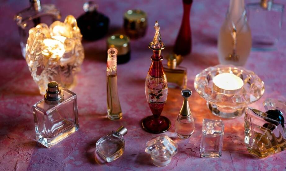 Jakie są zalety stosowania zaawansowanych technologii w produkcji perfumeryjnych butelek?