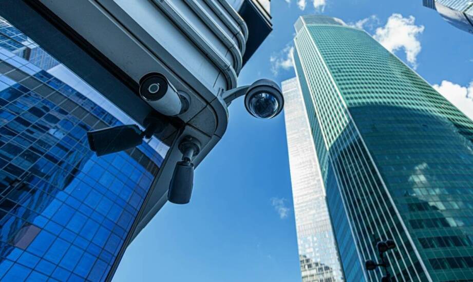 Jak systemy monitoringu wpływają na bezpieczeństwo domów w Warszawie?