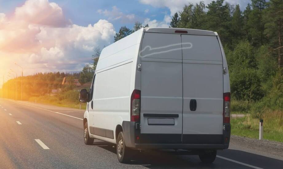 Wybór graficznego projektu a ostateczny koszt oklejenia dostawczego samochodu