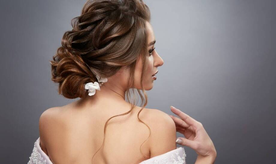 Jakie są zalety naturalnych włosów w kontekście studniówkowej stylizacji?