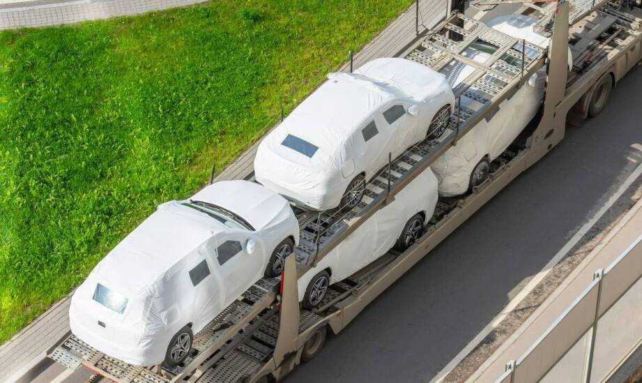 Jakie pojazdy można transportować na długich dystansach z użyciem lawety?