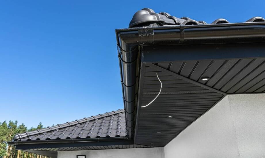 Jak rynnowe systemy wpływają na trwałość dachów z trapezowej blachy?