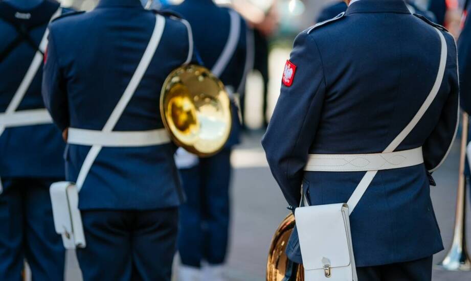 Mundur strażaka na uroczystości – jakie kluczowe elementy są?