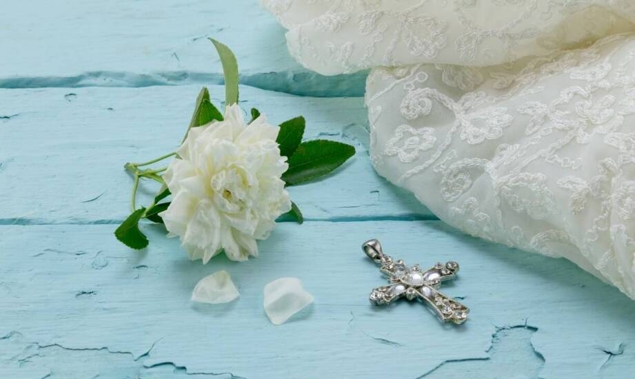 Jakie dodatki najlepiej współgrają z sukniami z koronki i tiulu?