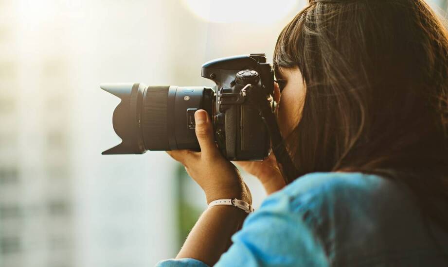 Jak obiektyw fotografa wpływa na jakość plenerowej kobiecej sesji zdjęciowej?