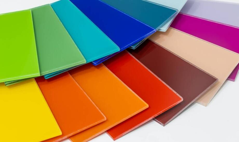 Plexi w różnych zastosowaniach – wytrzymałość na temperaturę jako kluczowy czynnik