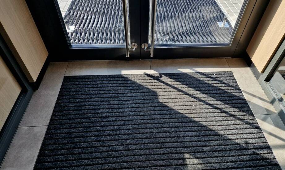 Jakie funkcje pełnią wewnętrzne wycieraczki w hotelach?