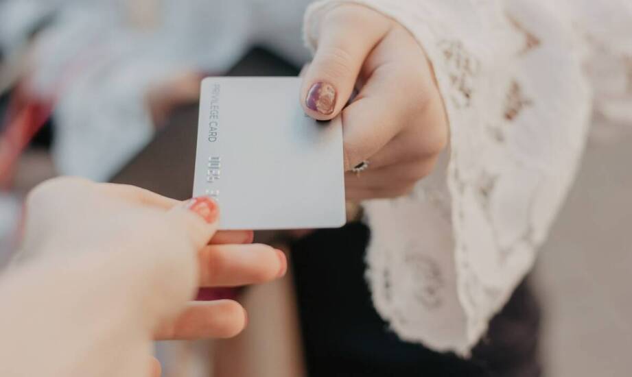 Papierowe wizytówki vs. plastikowe – co wybrać?
