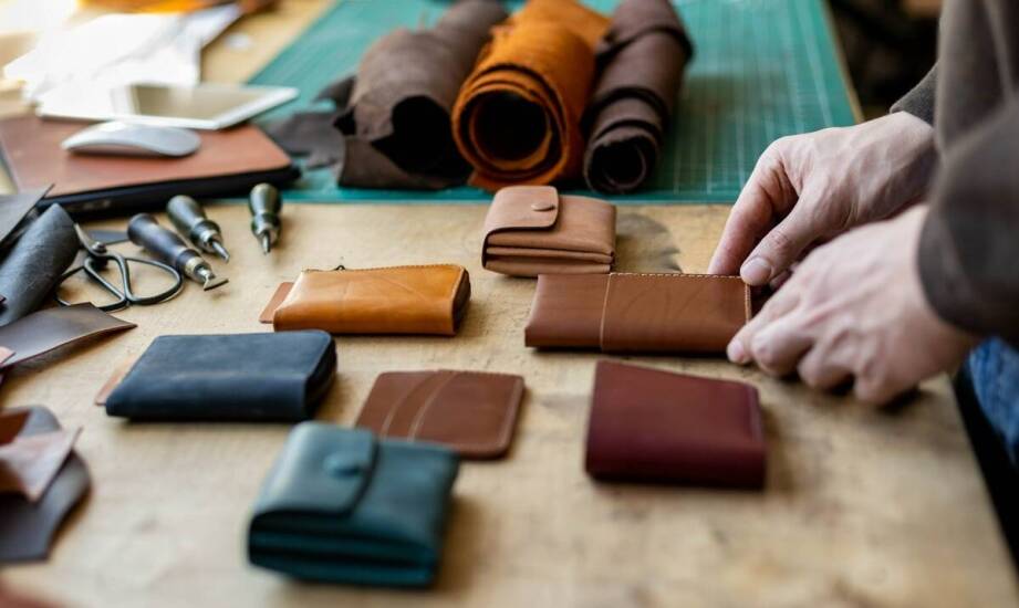 Różnice między męskimi portfelami z ekologicznej a tradycyjnej skóry