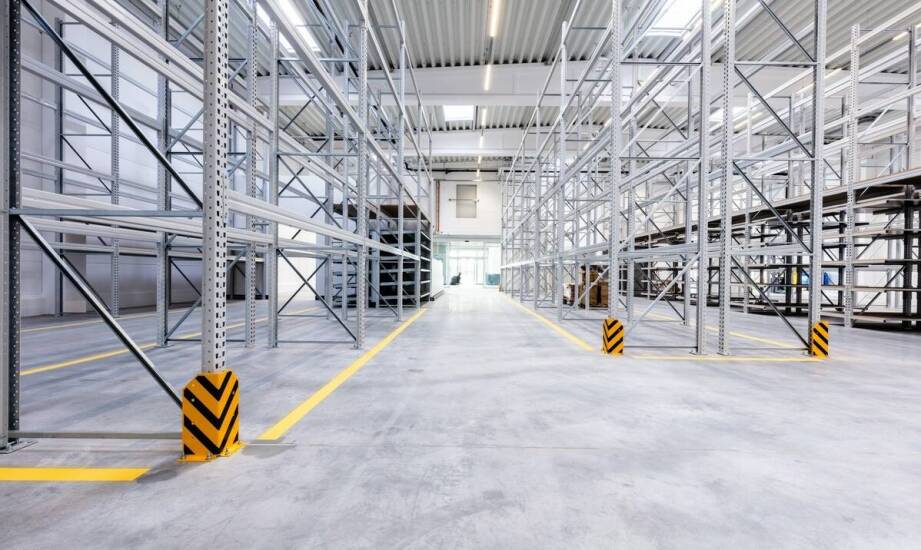 Jak czyszczenie produkcyjnych hal wpływa na zgodność z sanitarnymi normami?