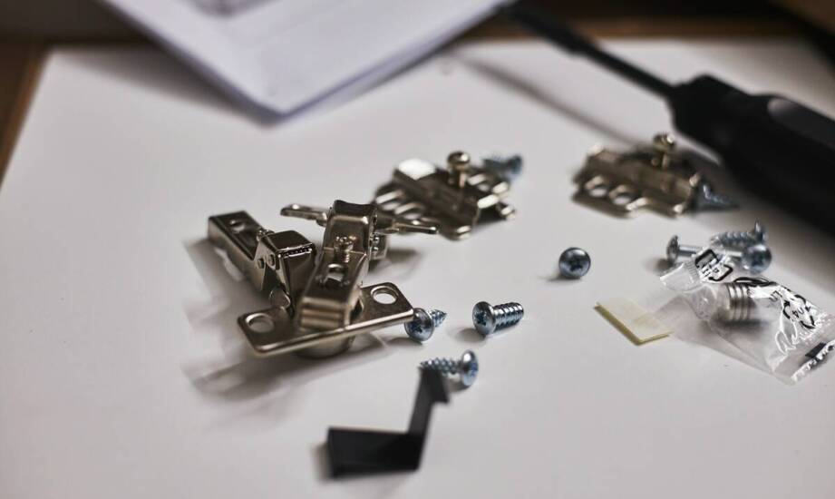 Jakie prowadnice wybrać do klasycznych mebli, a jakie do nowoczesnych?