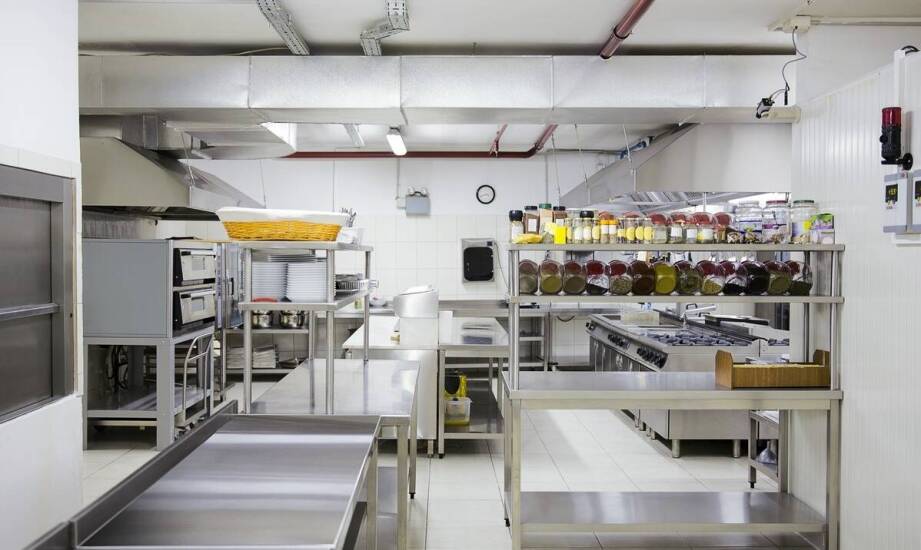 Zastosowanie aluminium i stali nierdzewnej w produkcji gastronomicznych mebli: różnice i zalety