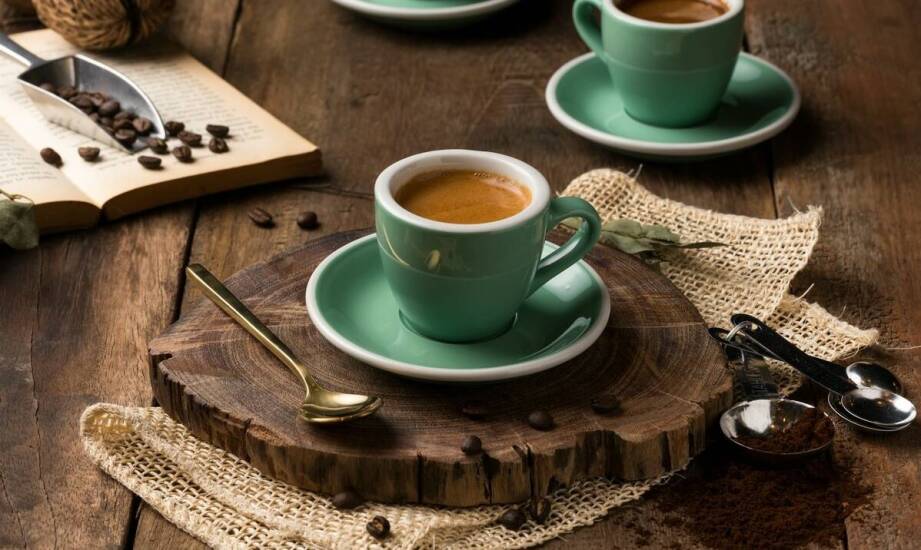 Porównanie różnych stylów filiżanek do kawy – co wybrać na formalne spotkanie?