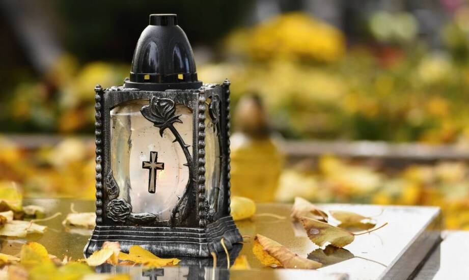 Jak wygląda proces personalizacji zdjęć w krysztale na pomnikach?